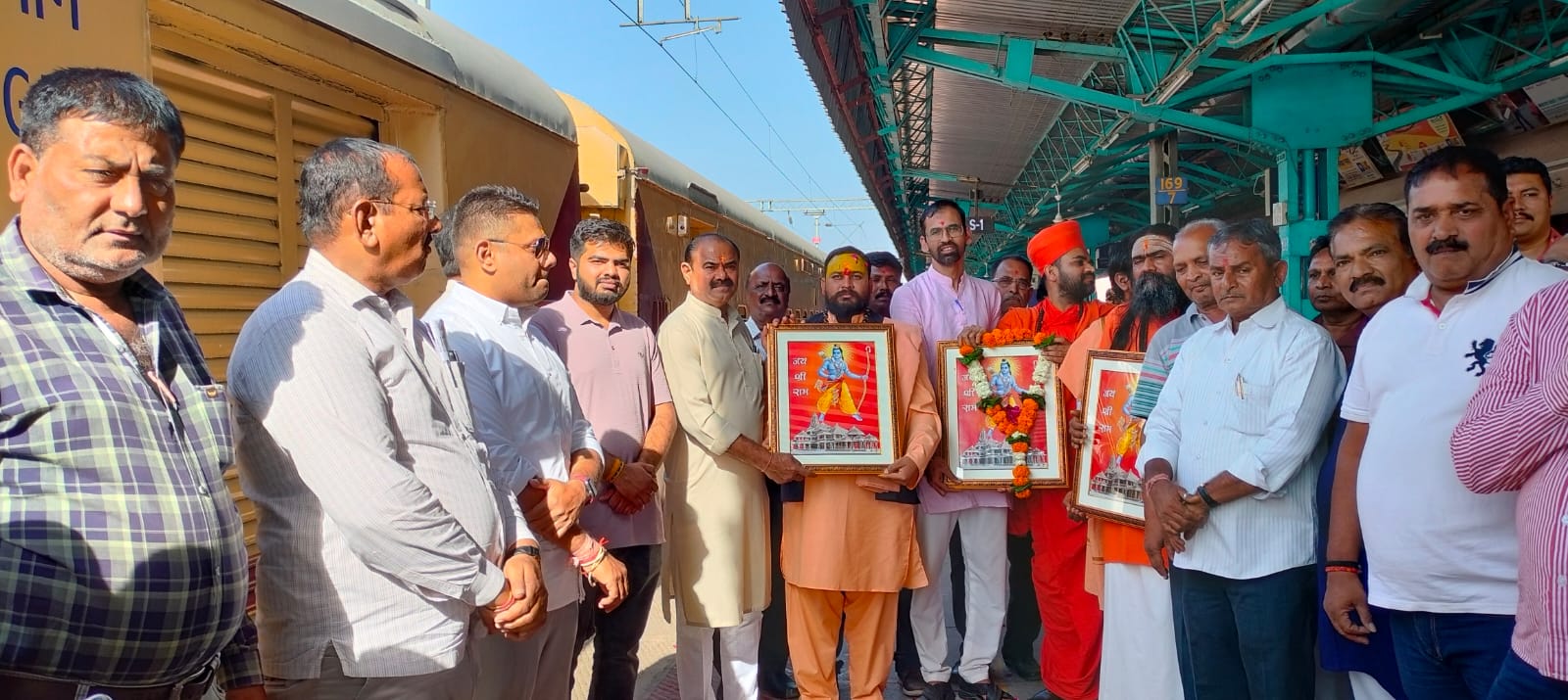 સંતો- મહંતો, શહેર ભાજપ સંગઠન અને ચૂંટાયેલા પ્રતિનિધિઓએ ભાવનગરના રામભકતોને લઈને અયોધ્યા જતી આસ્થા ટ્રેનને પ્રસ્થાન કરાવ્યું