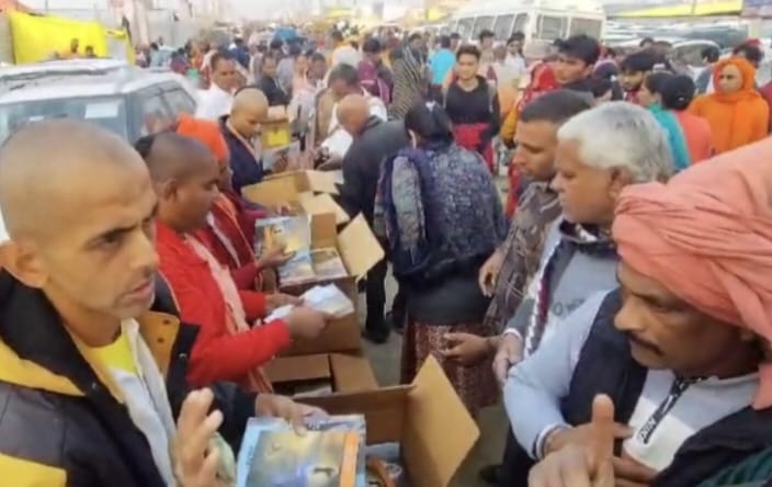 Hare Krishna World : હરે કૃષ્ણ… હરે રામ… ભક્તિનાદ અને ભાવગાન સાથે પ્રયાગરાજ મહાકુંભમેળામાં ભગવત ગીતા વિતરણ