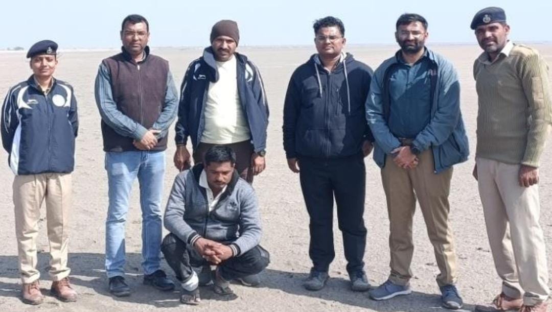 દ્વારકા વિસ્તારમાં રેન્જ ફોરેસ્ટ વિભાગનું ઓપરેશન દ્વારકા પંથકમાં સંરક્ષિત કુંજ-કરકરા પક્ષીઓના મૃતદેહો સાથે એક શખ્સ ઝડપાયો