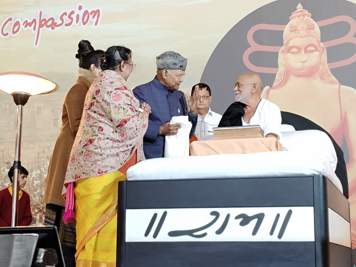 પ્રયાગરાજમાં મોરારીબાપુની “માનસ મહાકુંભ” કથામાં હાજરી આપતા પૂર્વ રાષ્ટ્રપતિ રામનાથ કોવિંદ