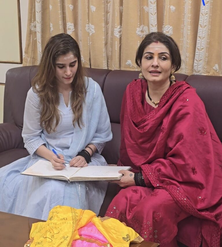 ફિલ્મ અભિનેત્રી રવિના ટંડને દ્વારકાધીશ મંદિરે શીશ ઝુકાવ્યું