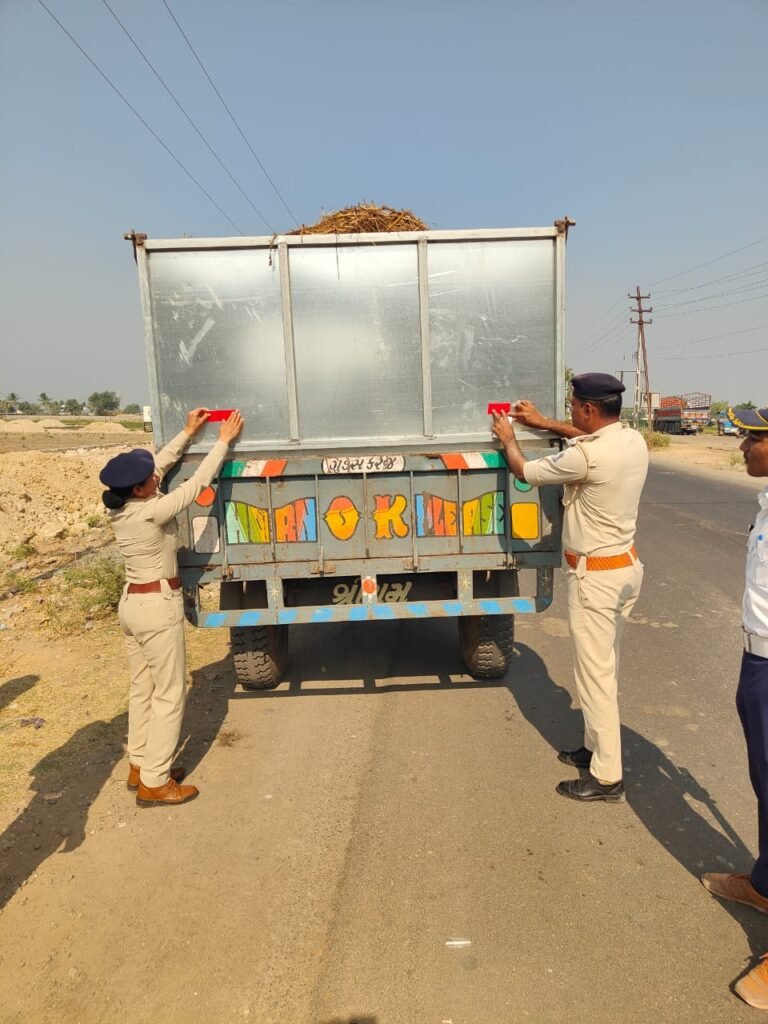 પોરબંદર પોલીસે લોકોના વાહનો ઉપર રેડિયમ રિફ્લેકટર લગાવ્યા