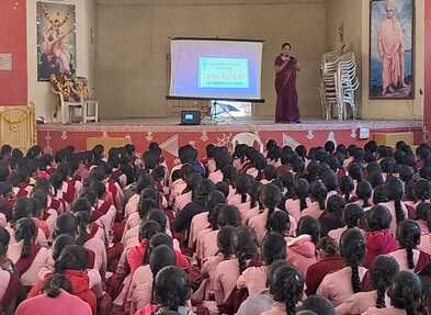 તળાજા: શ્રી નવકારમંત્ર ગર્લ્સ હાઇસ્કૂલ ખાતે જાહેર પરિક્ષાના વિદ્યાર્થીનીઓ માટે પ્રેરક સેમિનાર યોજાયો