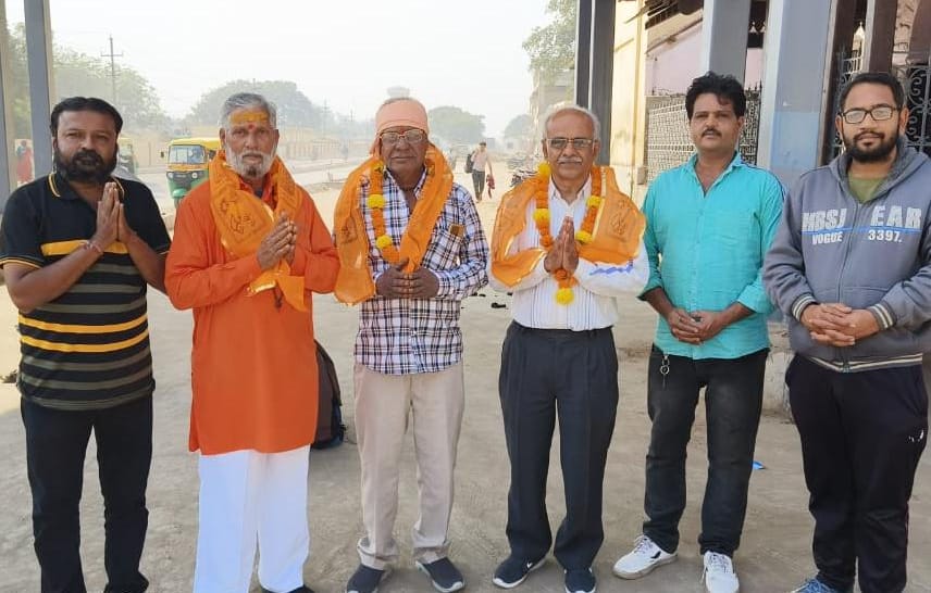 સલાયાથી પવિત્ર કુંભ મેળામાં જતા યાત્રાળુઓને ફૂલહાર કરીને વિદાય અપાઈ