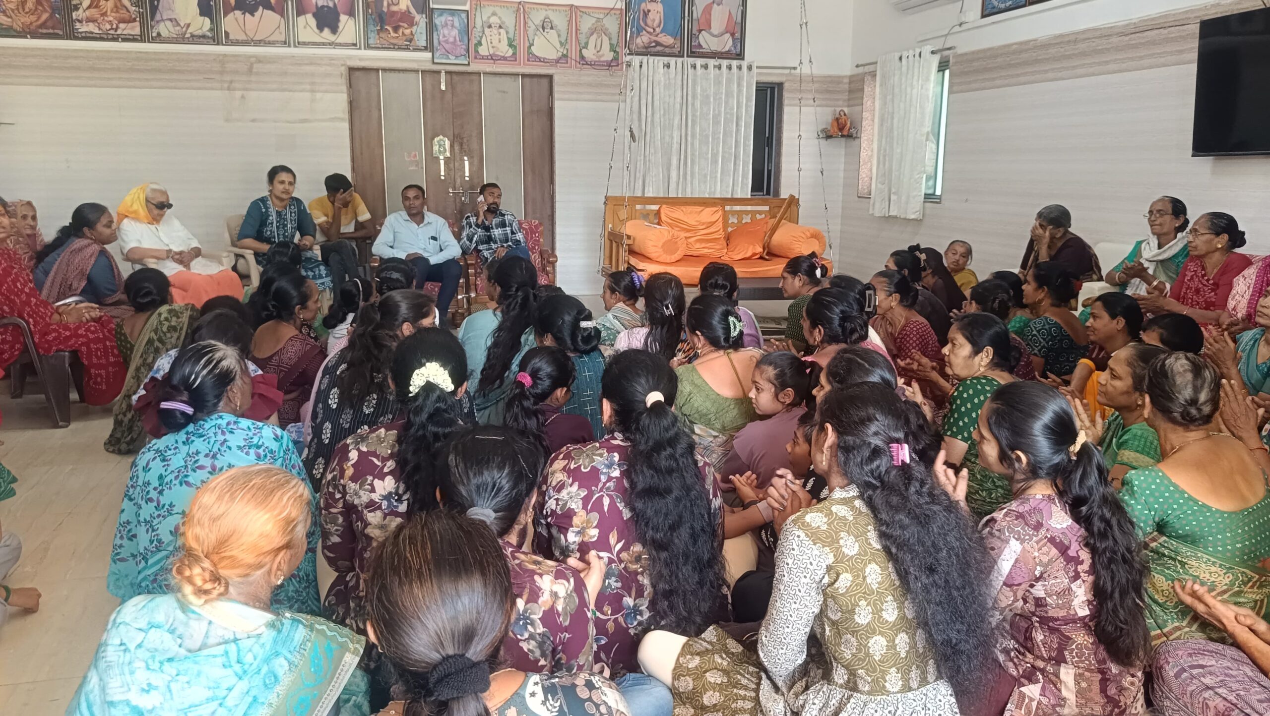 હળિયાદની વડીલ મહિલાઓને દેલવાડાના દર્શન કરાવતી બગસરાની વિશ્વ વાત્સલ્ય માનવ સેવા સંસ્થા