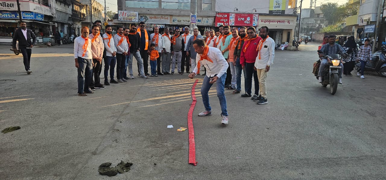 દિલ્હીમાં ભાજપના ભવ્ય વિજયને વધાવતા ખંભાળિયાના કાર્યકરો: ફટાકડા ફોડી, મોં મીઠાં કરાવ્યાં