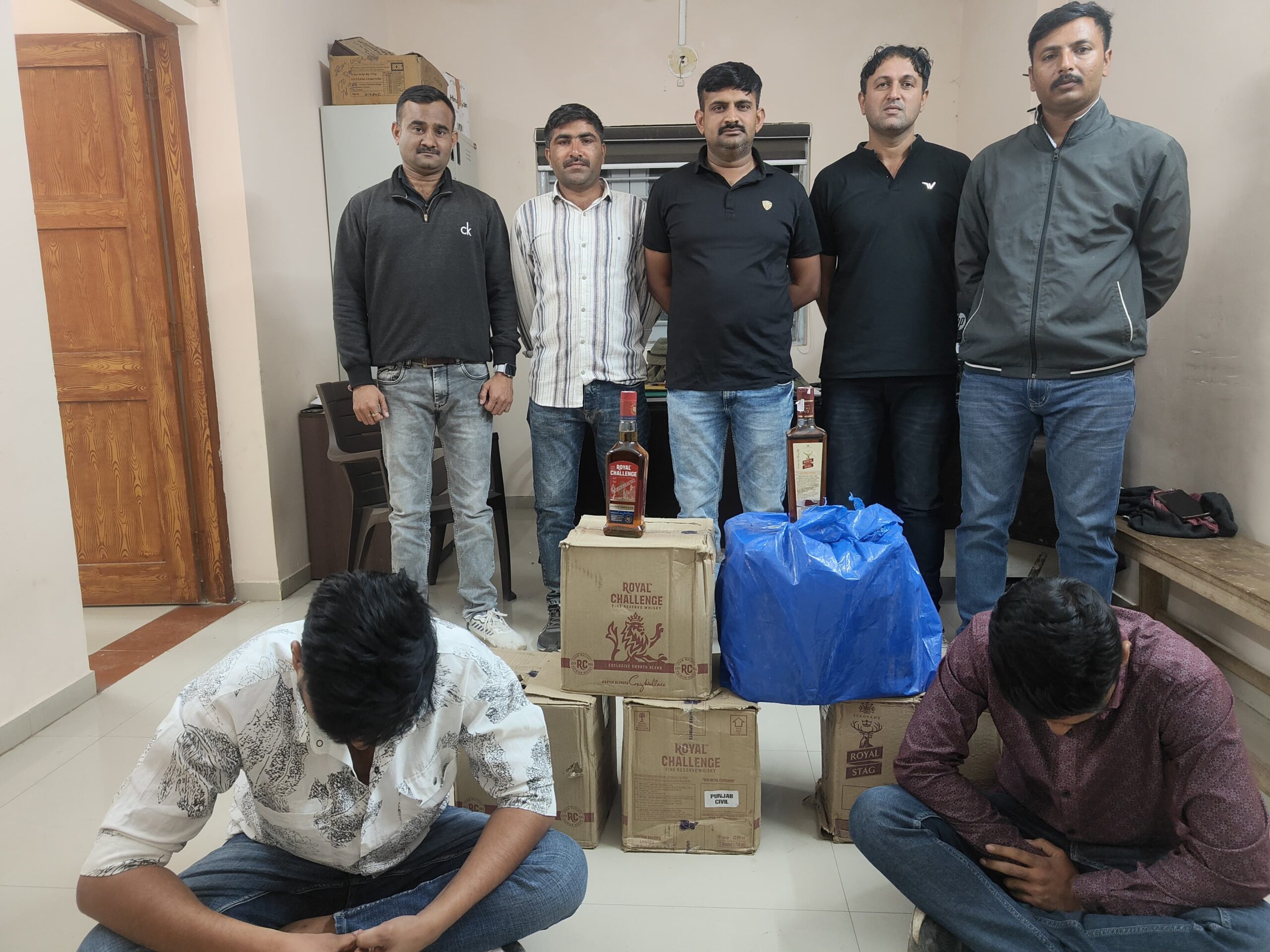 ખંભાળિયામાં વિદેશી દારૂના જથ્થા સાથે બે શખ્સો ઝડપાયા: બે ની શોધખોળ