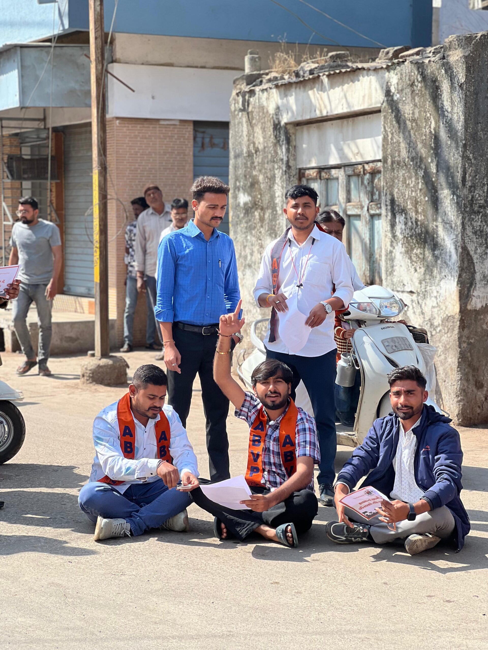 પ્રવેશ પ્રક્રિયા પુનઃ શરૂ કરવાની માંગ સાથે ખંભાળિયામાં એબીવીપીનું આંદોલન
