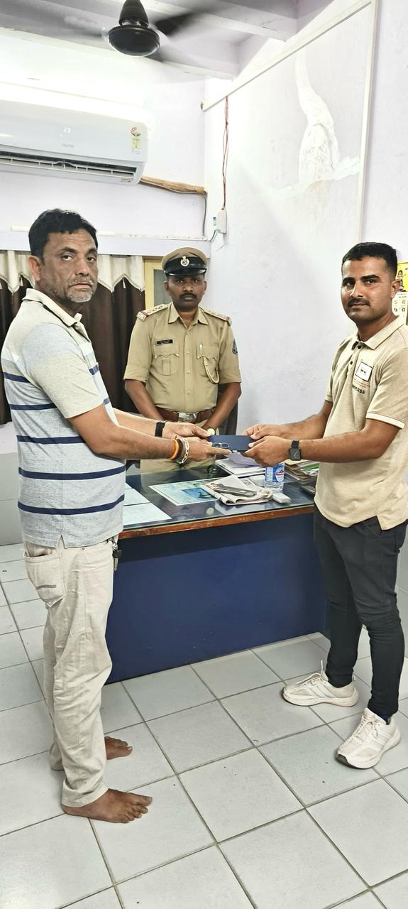 બેટ દ્વારકા વિસ્તારમાં ગુમ થયેલા ચાર મોબાઈલ પોલીસ દ્વારા શોધીને અપાયા