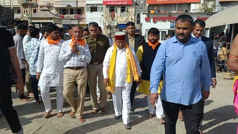 કર્ણાટકના રાજ્યપાલ થાવરચંદ ગેહલોત પરિવારે દ્વારકાધીશને શીશ ઝુકાવ્યું