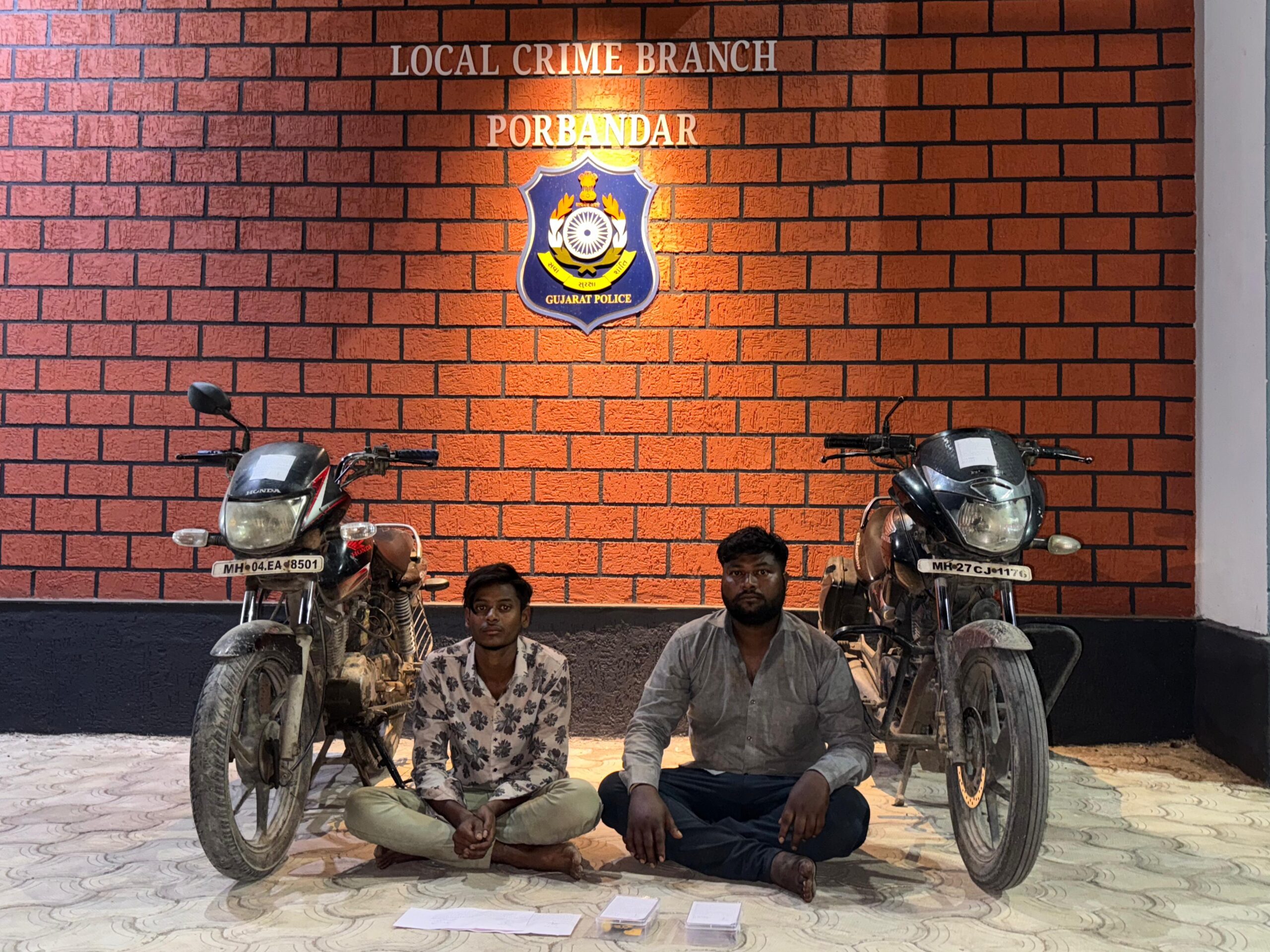 આંતરરાજ્ય બેગ લીફટીંગ તથા કારના કાચ તોડી, મોટર સાયકલોની ડીક્કી ખોલી ચોરી કરતી ટોળકીના બે શખ્સોને પકડી પાડી પોરબંદર પોલીસ