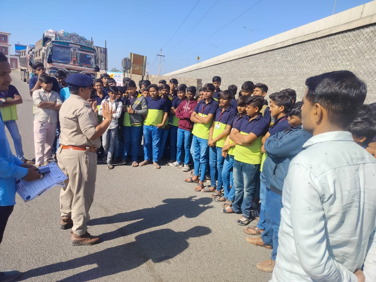 ખંભાળિયાની વિજય હાઇસ્કુલના વિદ્યાર્થીઓને ટ્રાફિક નિયમન અંગે માહિતગાર કરાયા
