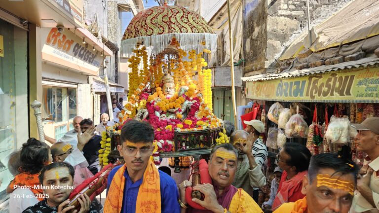 ખંભાળિયામાં ખામનાથ મહાદેવની પરંપરાગત વરણાંગી નીકળી: મોટી સંખ્યામાં શિવ ભક્તો જોડાયા