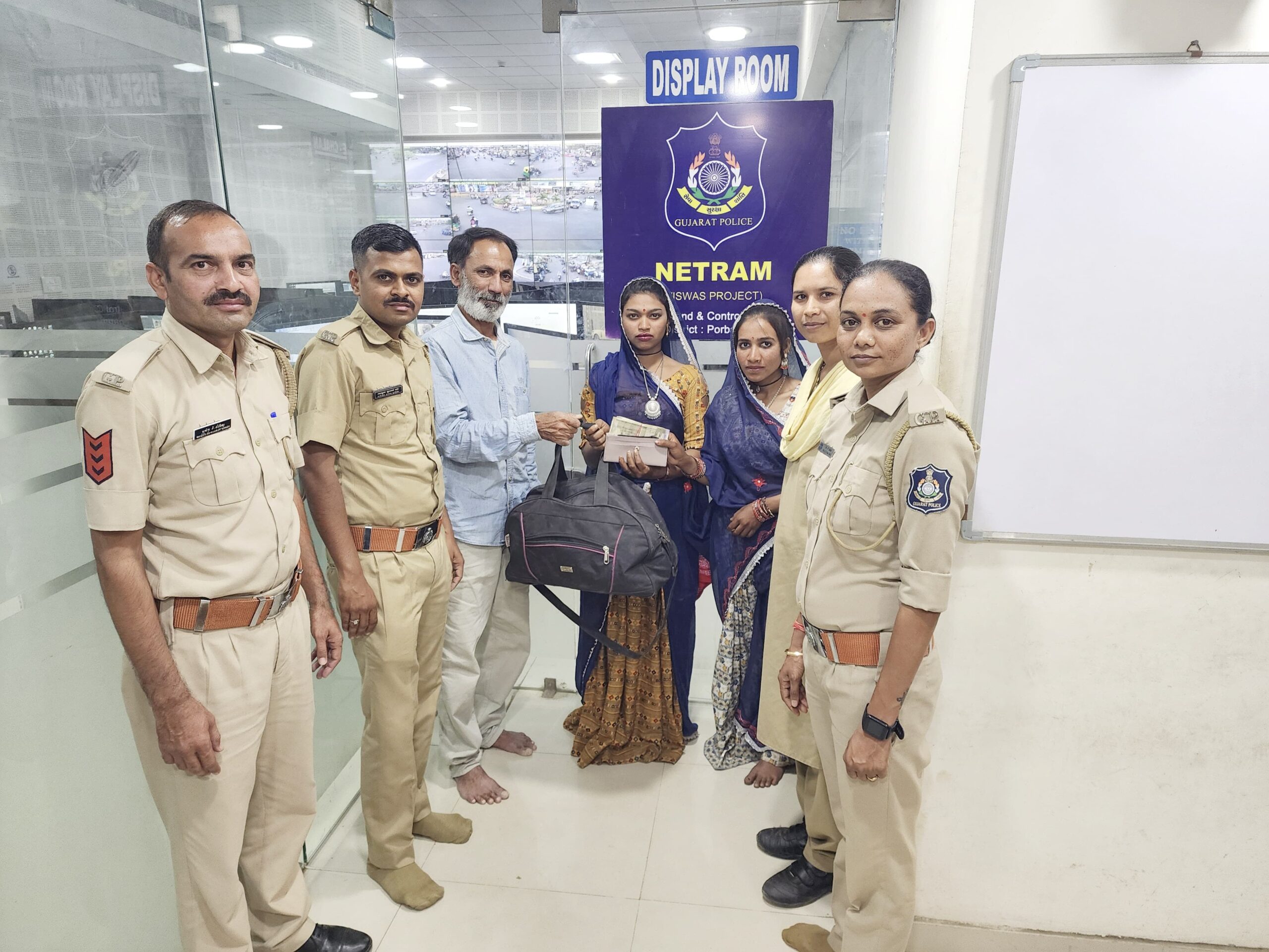 નેત્રમ: પોરબંદરમાં મધ્યપ્રદેશની મહિલાનો રૂ. 20,000 ભરેલો થેલો ખોવાયો: પોલીસે શોધી આપ્યો
