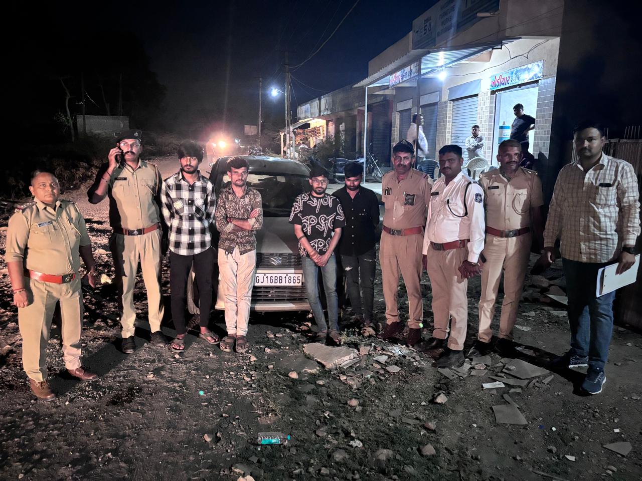 ખંભાળિયા નજીક હાઇવે માર્ગ પર ઉપર ભયજનક સ્ટંટ ચાર શખ્સોને પોલીસે દબોચી લીધા