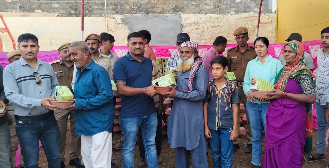 ભાણવડમાં એનિમલ લવર્સ દ્વારા ચકલીઘર અને કુંડાનું વિનામૂલ્યે વિતરણ કરાયું