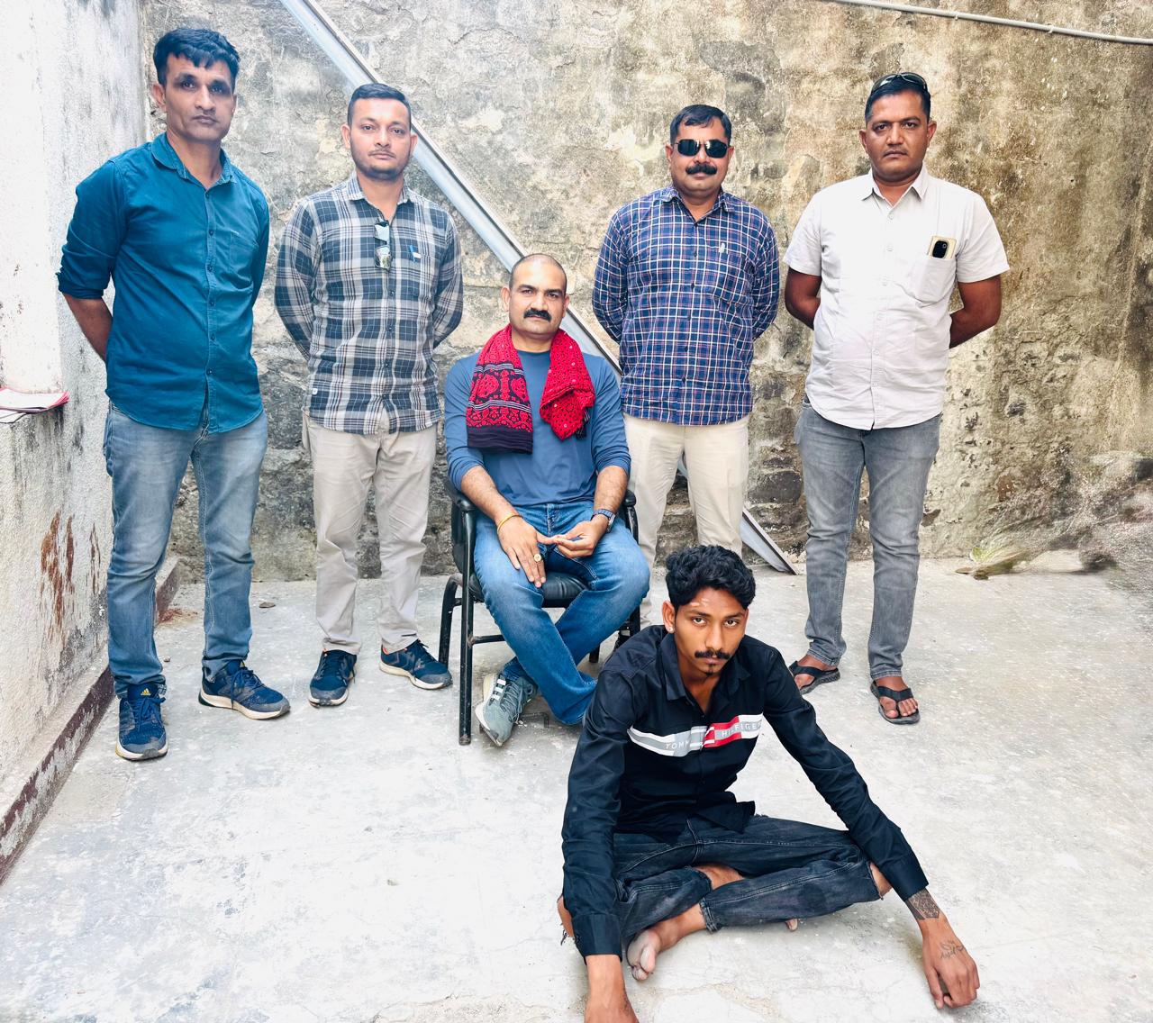 તરુણને નશાની હાલતમાં લાવીને છરીથી મિત્રની હત્યા કરનાર હર્ષ ઝડપાયો : ભાવિ પત્નીને મોજ કરવવા માટે પૈસાની જરુર હોવાથી હત્યા બાદ લૂટ કરી હતી