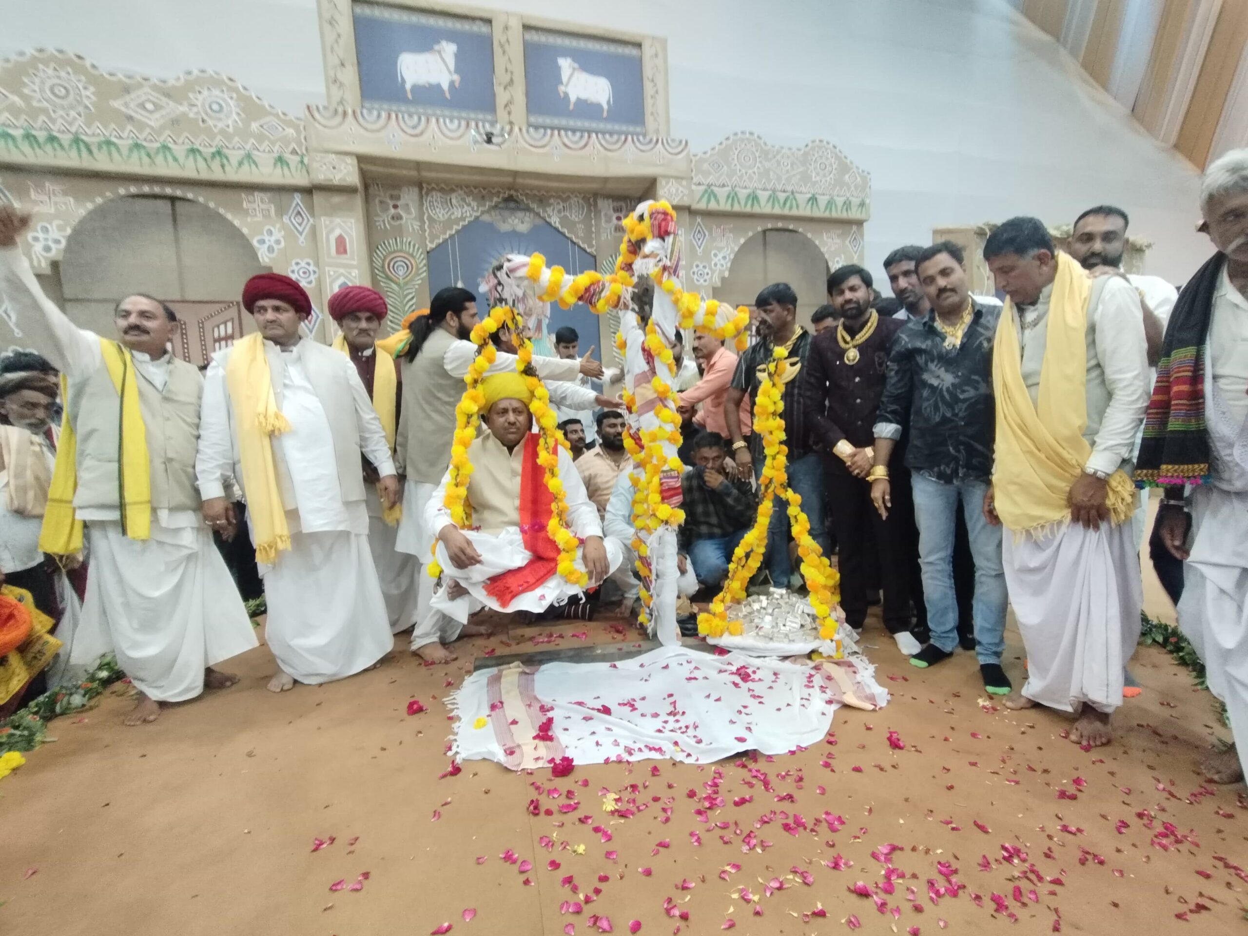 ઠાકરધામ બાવળિયાળી ધર્મોત્સવ પ્રસંગે ચાંદી વડે મહંત રામબાપુની થઈ તુલાવિધિ