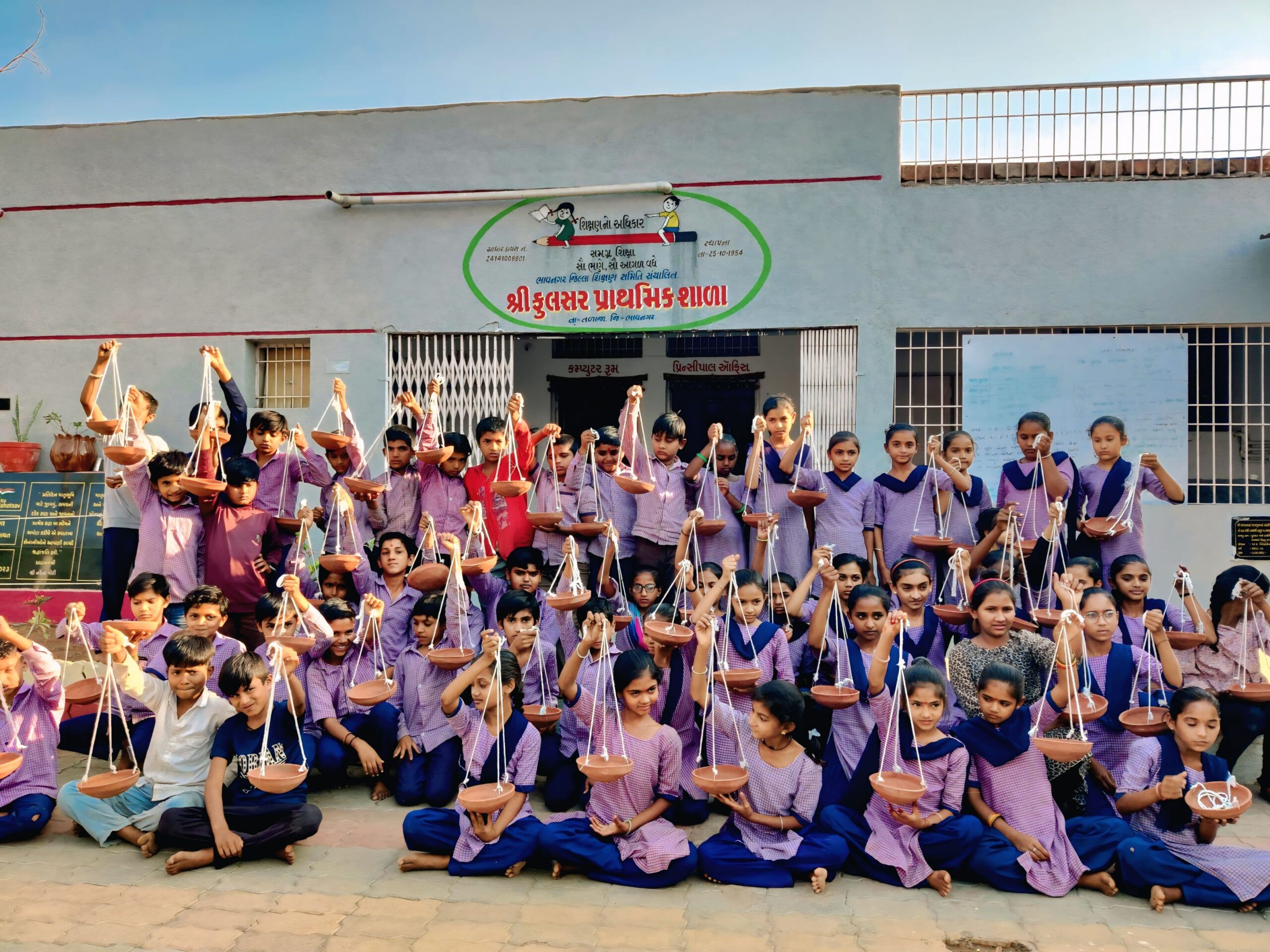 શિક્ષકોનું અનોખું પક્ષીપ્રેમ શિક્ષણ: ફુલસર પ્રાથમિક શાળાએ બાળકોને પાણીના કુંડા ભેટ આપ્યાં