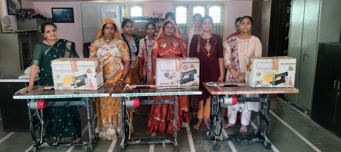 બગસરામાં  મહિલાઓને સિલાઈ યંત્રોની સહાય ભેટ