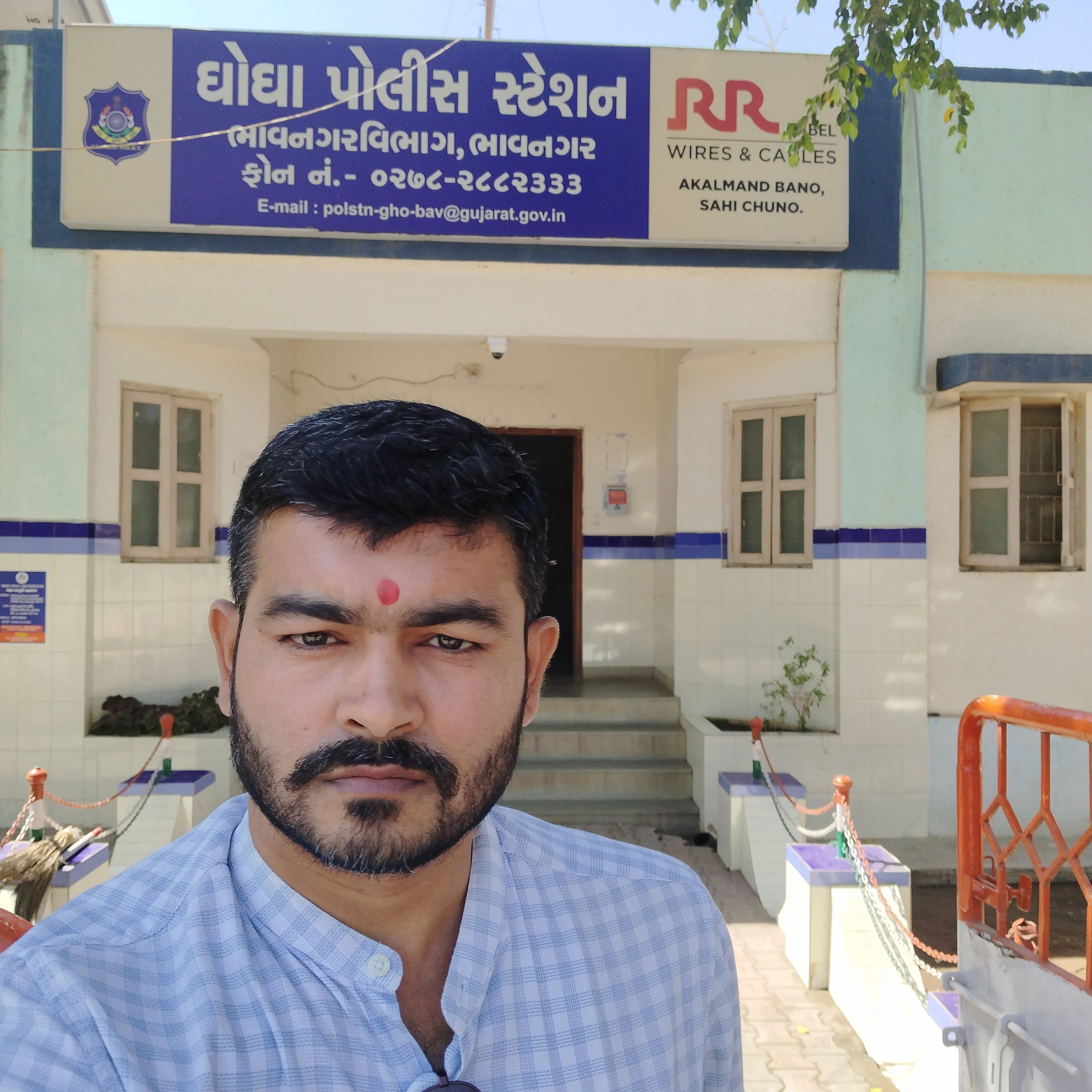નવારતનપર પંચાયત પરિસરમાં દારૂ માટે જાણીતી પ્રવીણની દુકાન હટાવવા પંચાયતની કાર્યવાહી શરૂ: ગુંડાઓ સામે ફરજમા રુકાવટ, ધમકી અને લેન્ડ ગ્રેબિંગ એક્ટ હેઠળ એફઆઇઆર કરવા પોલીસને રજૂઆત
