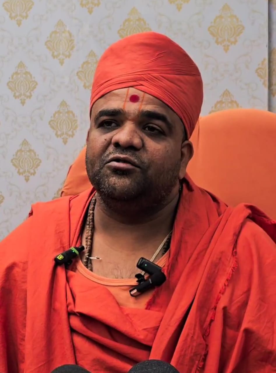 સ્વામીનારાયણના અમુક સંતોના વિવાદિત શબ્દપ્રયોગ પ્રત્યે દ્વારકા સ્વામિનારાયણ મંદિરના કોઠારી સ્વામિ દ્વારા પ્રેસ કોન્ફરન્સ યોજાઈ