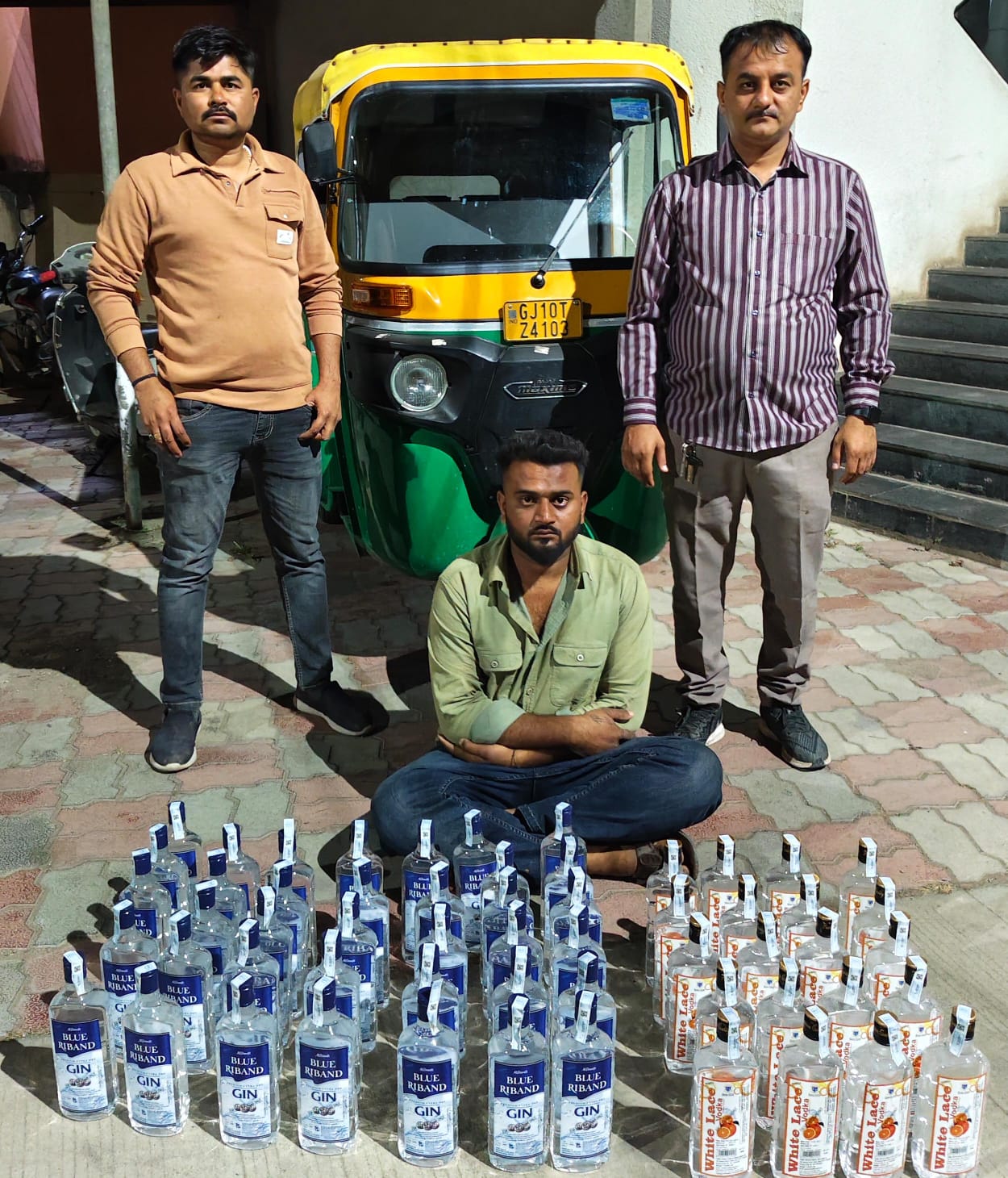 રિક્ષામાં ચોરખાનું બનાવીને લઈ જવાતો વિદેશી દારૂનો જથ્થો ઝડપાયો