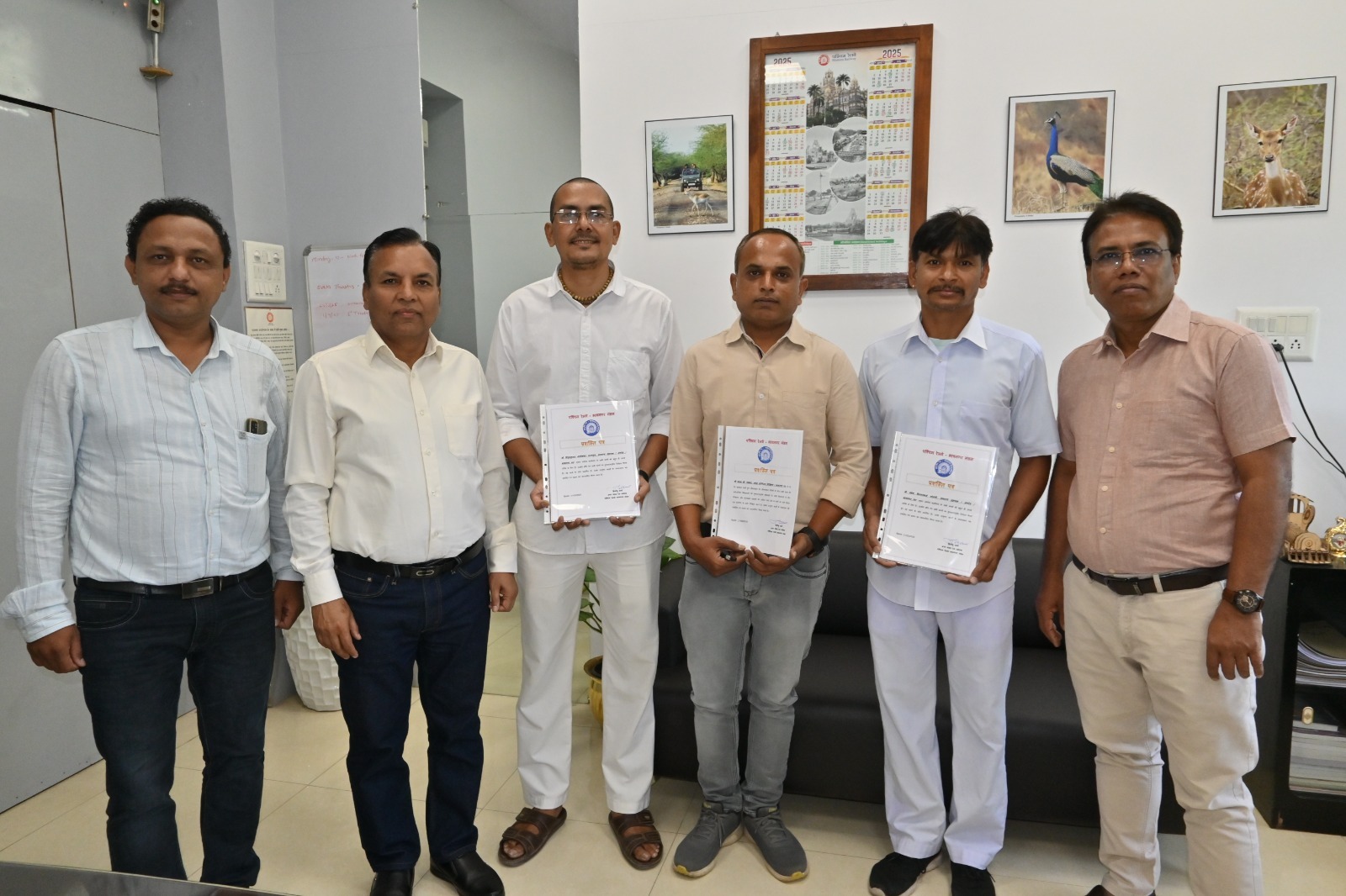 ભાવનગર રેલવે ડિવિઝનના ત્રણ કર્મચારી ઉત્કૃષ્ટ કામગીરી બદલ એડીઆરએમના હસ્તે સન્માનિત