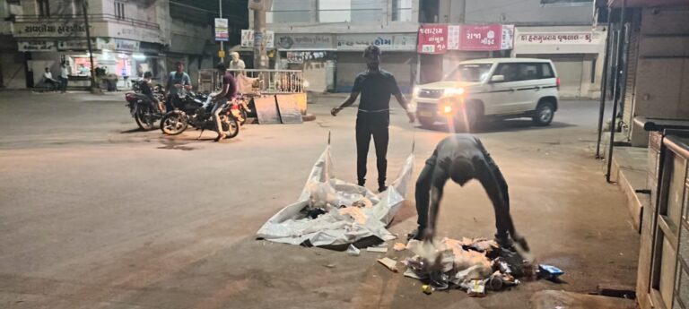 ખંભાળિયામાં પાલીકા દ્વારા સધન રાત્રી સફાઈ કામગીરી હાથ ધરાઈ