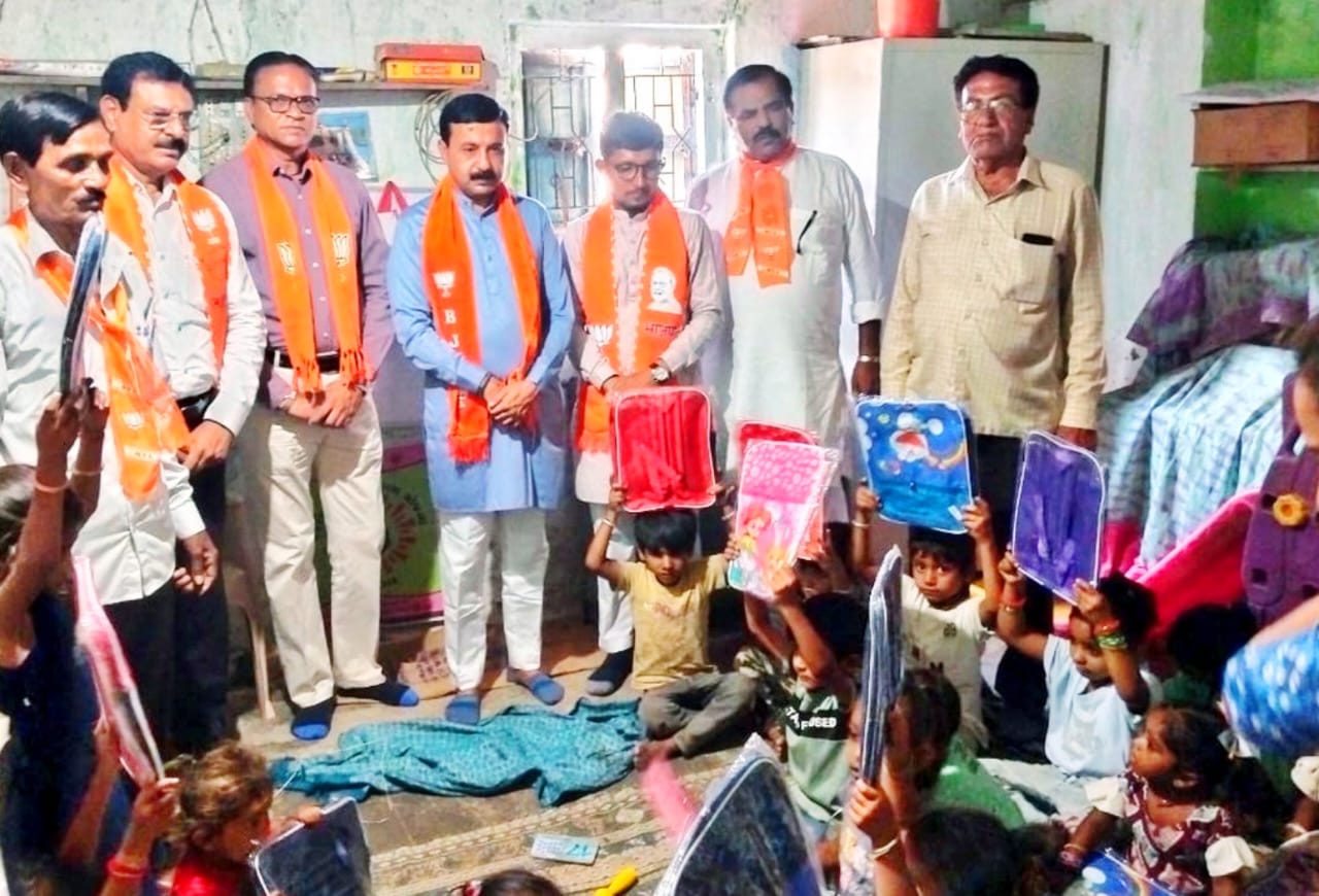 ભાજપ દ્વારા ગણેશગઢમાં બાળકોને ફળ વિતરણ અને શૈક્ષણિક સામગ્રી ભેટ અપાઈ