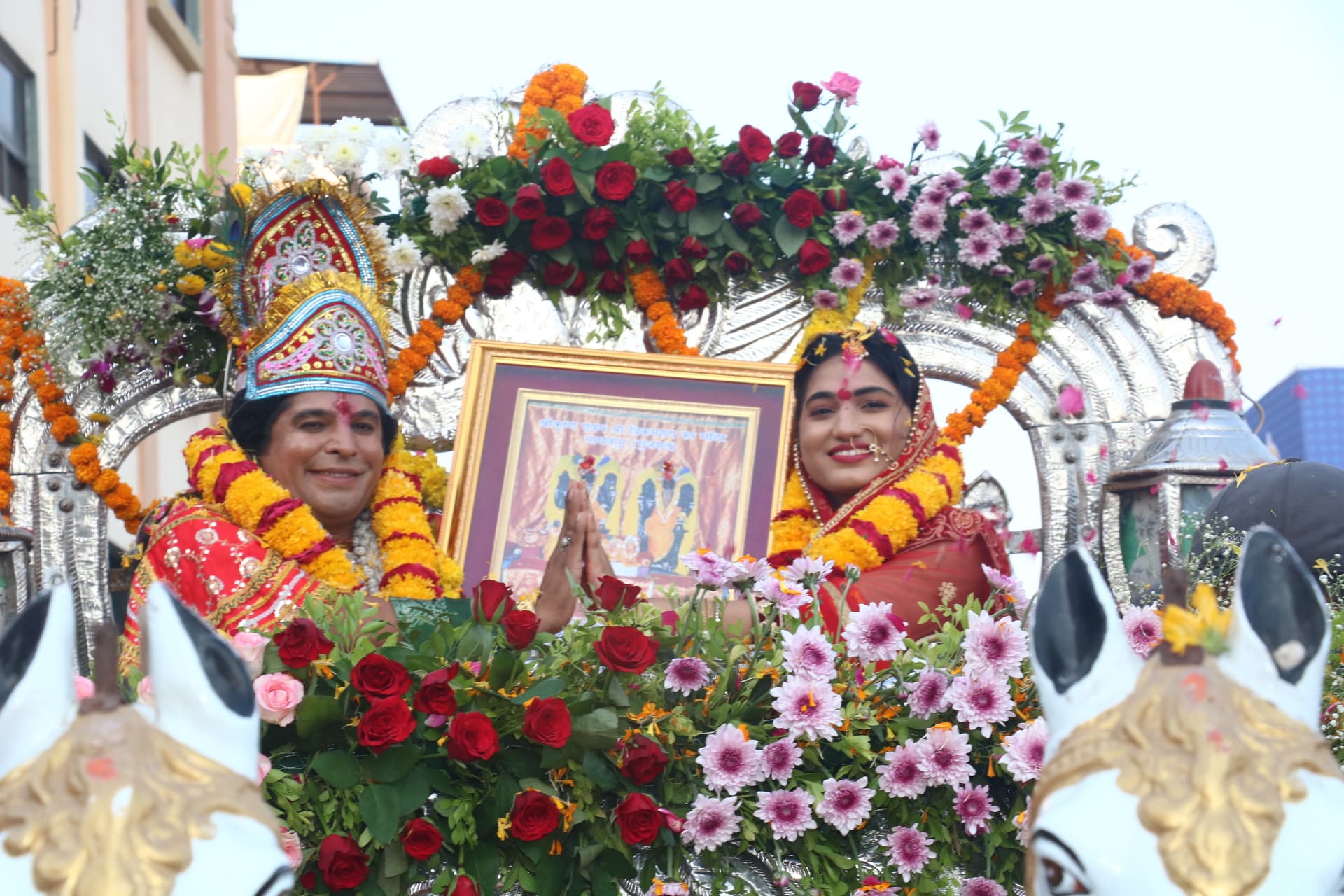 દ્વારકાના હાથી ગેઈટ ખાતે  શ્રીકૃષ્ણ અને રુક્મણીજીની શોભાયાત્રાનું ભક્તજનો દ્વારા ભવ્ય સ્વાગત કરાયું