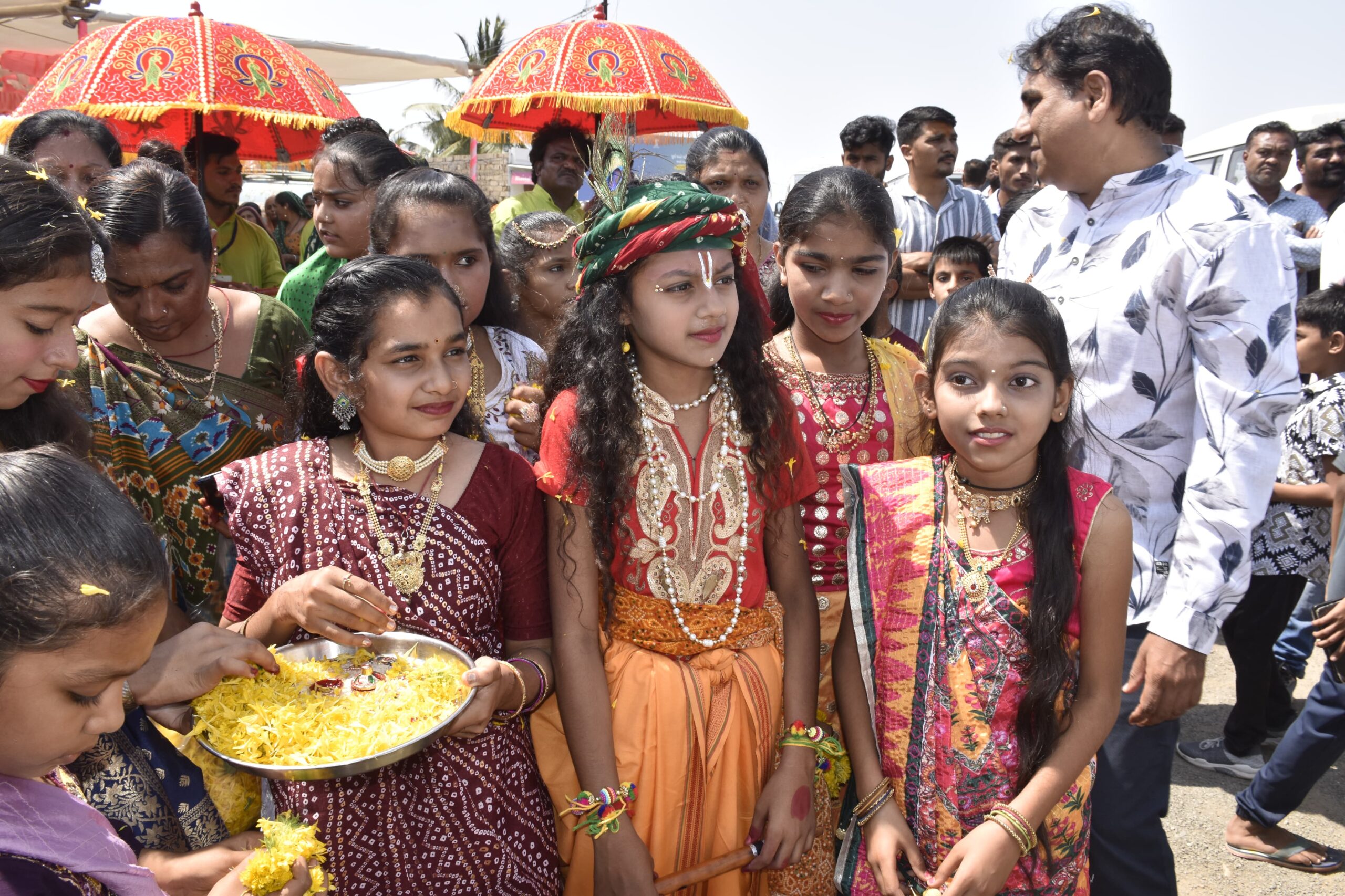 દેવભૂમિ દ્વારકાના હર્ષદ ગાંધવી પહોંચેલી શોભાયાત્રાનું ભવ્ય સ્વાગત કરાયું