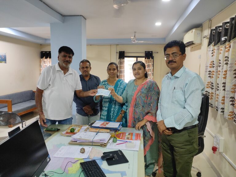ખંભાળિયા: ફરજ નિવૃત્ત થયેલા પાલિકાના કર્મચારીઓને ચેકનું વિતરણ કરાયું
