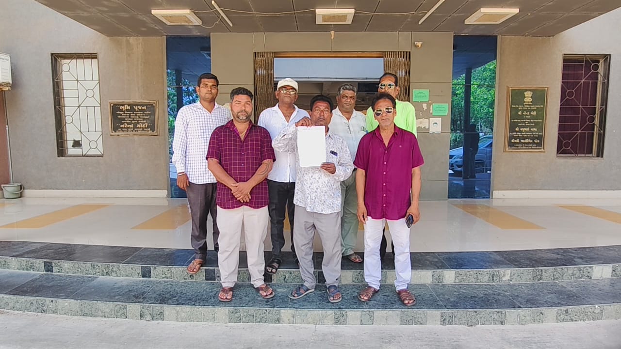 ગીર સોમનાથના ધારાસભ્ય વિમલ ચુડાસમાની ધરપકડના વિરોધમાં પોરબંદર કોળી સેના દ્વારા કલેકટરને આવેદન