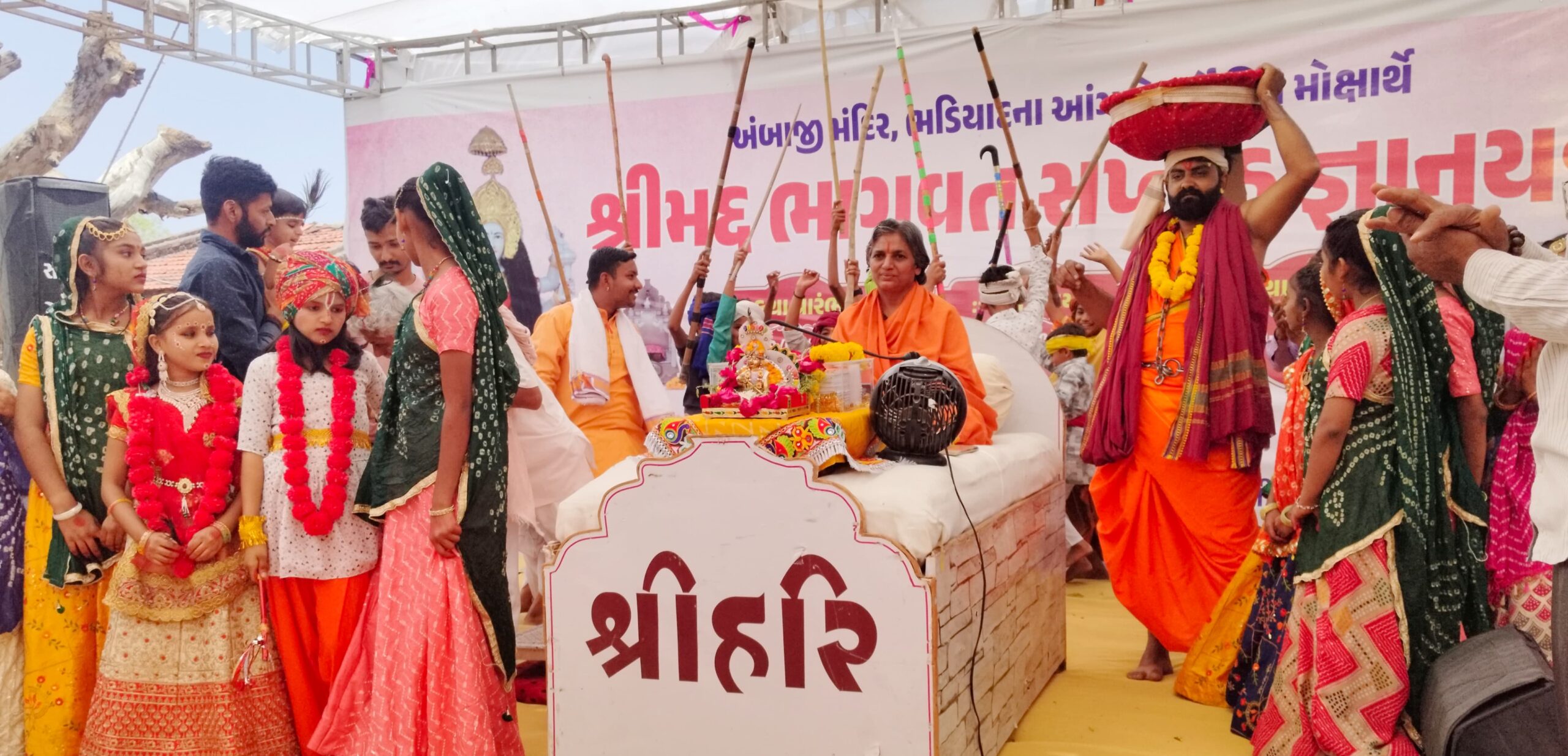 ભડિયાદ ગામમાં ભાગવત કથામાં ઉત્સાહ સાથે ઉજવાયો કૃષ્ણ જન્મ પ્રસંગ