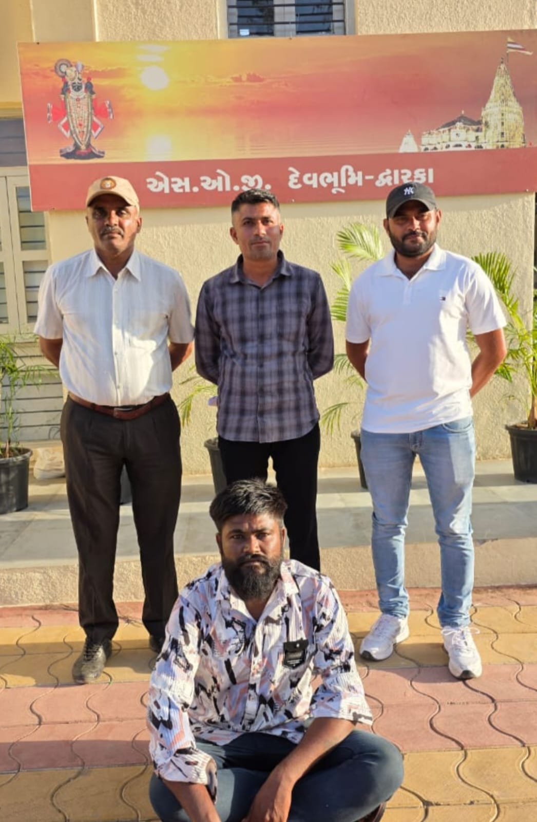 છોકરીને ભગાડવાના ગુનાનો પેરોલ જમ્પ કરીને નાસી છૂટેલો મીઠાપુરના આરંભડાનો મહિપતભા ખંભાળિયામાં ઝડપાયો