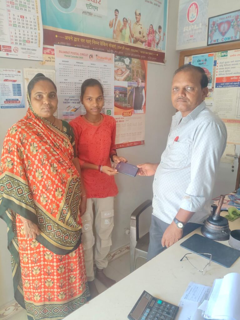 નવારતનપરની છાત્રાનો સ્માર્ટ ફોન દ્વારકામાં ગૂમ થતા “ધ ગ્રેટ વર્લ્ડ “ના પ્રયત્નોથી પરત મળ્યો