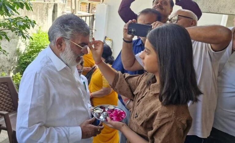 ખંભાળિયાના પ્રખ્યાત ગાયત્રી ગરબા મંડળ સાથે મન કી બાત કાર્યક્રમ સાંભળતા કેબિનેટ મંત્રી મુળુભાઈ