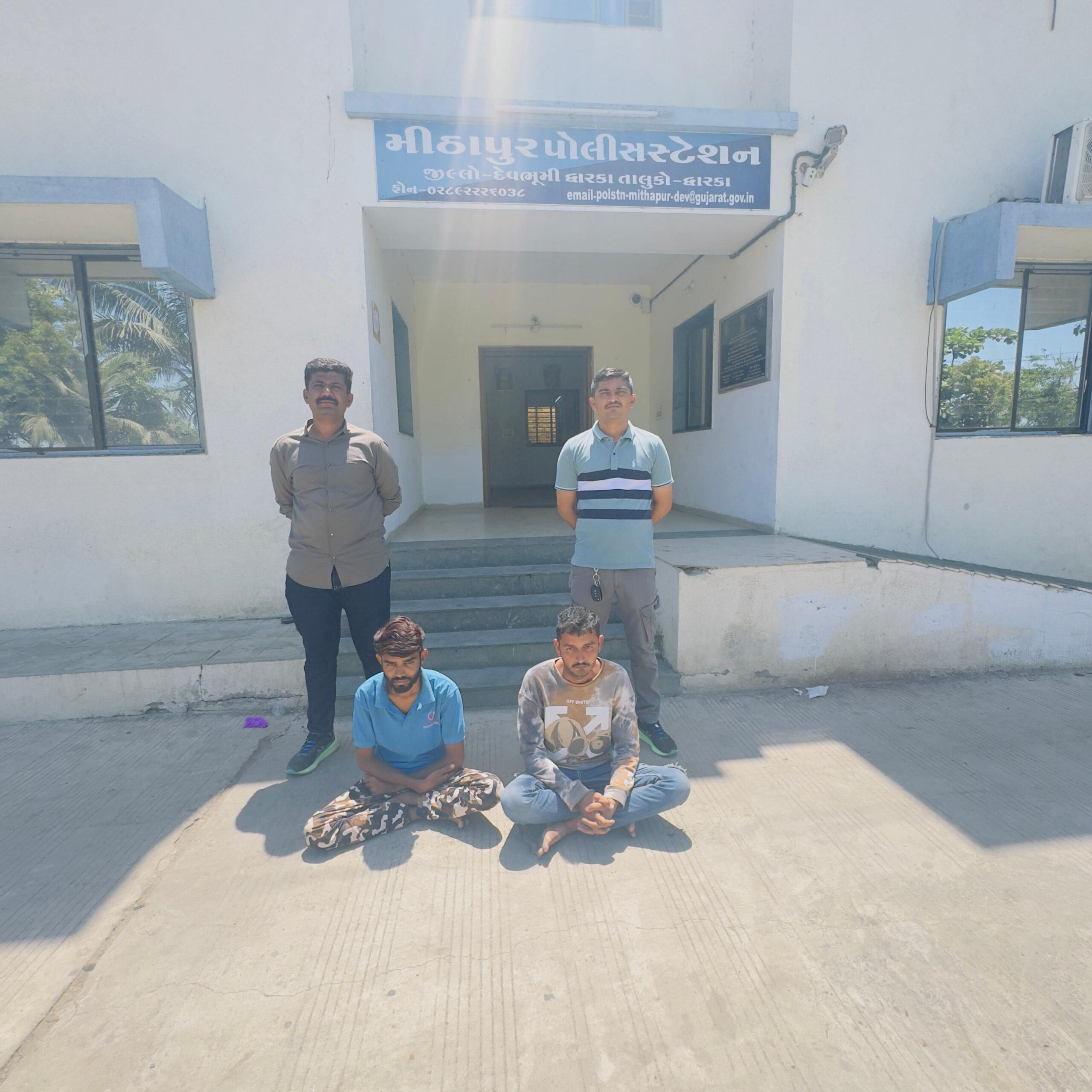 ઓખા મંડળમાં બે સ્થળોએથી ઝડપાયેલા નશાકારક પીણા પ્રકરણમાં ત્રણ આરોપીઓ ઝબ્બે