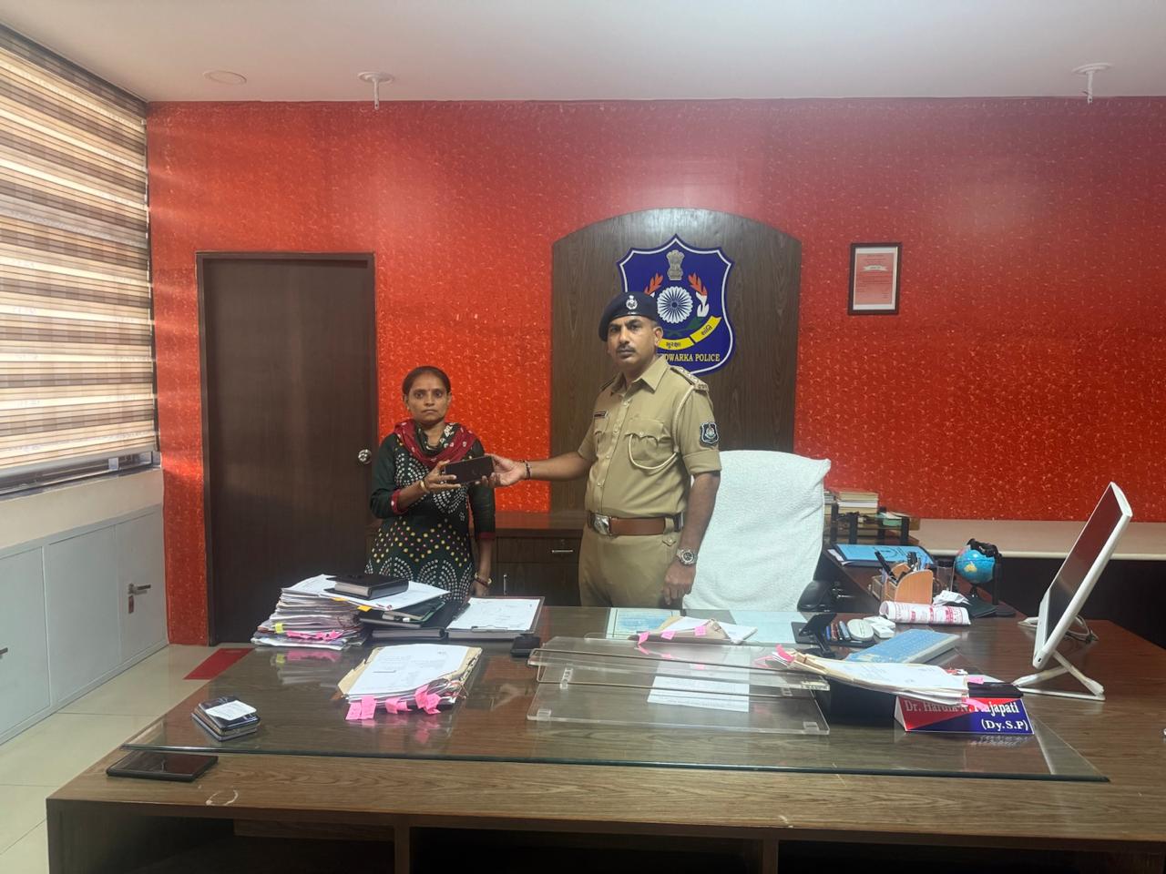 ખંભાળિયા પોલીસનું “તેરા તુજકો અર્પણ”: રૂ. દોઢ લાખની કિંમતના ફોન મૂળ માલિકને સોંપાયા