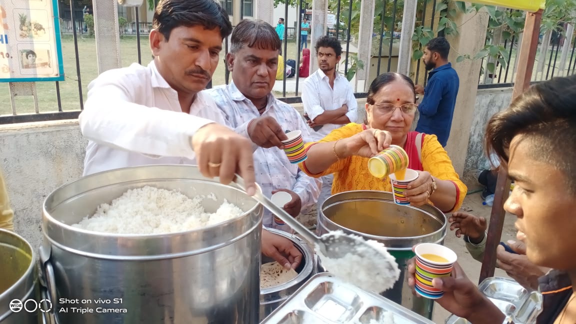 અમદાવાદમાં સ્વ. દીપકભાઈ પારલેવાળાની પુણ્યતિથિ નિમિત્તે પરિવાર દ્વારા સેવાકીય કાર્ય