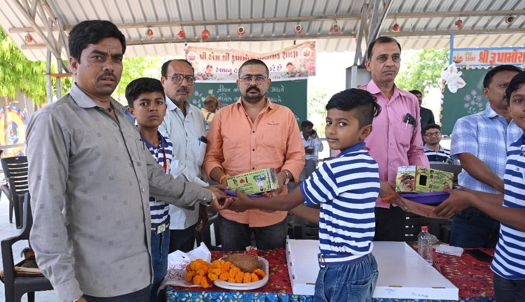 રૂપમોરાના ભગીરથ યુવા ગ્રુપ દ્વારા પક્ષીઓ માટે પાણીના કુંડા, ચકલીઘર અને બર્ડ ફીડરનું વિનામૂલ્યે વિતરણ