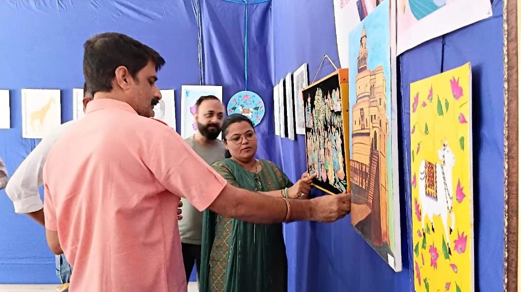 ખંભાળિયાની શાળા ખાતે ચિત્ર પ્રદર્શન યોજાયું : ગ્રામજનો થયા મંત્રમુગ્ધ