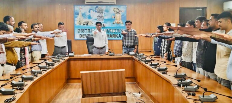 ખંભાળિયામાં સરકારી અધિકારીઓ, કર્મચારીઓએ શપથ ગ્રહણ કર્યા