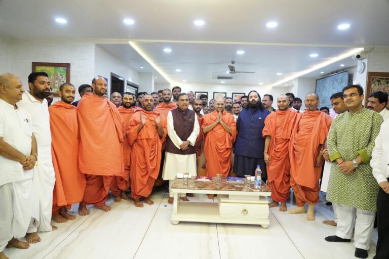 કષ્ટભંજન દેવને શીશ ઝુકાવતા ઉદ્યોગપતિ મુકેશ અંબાણી અને પરિવાર