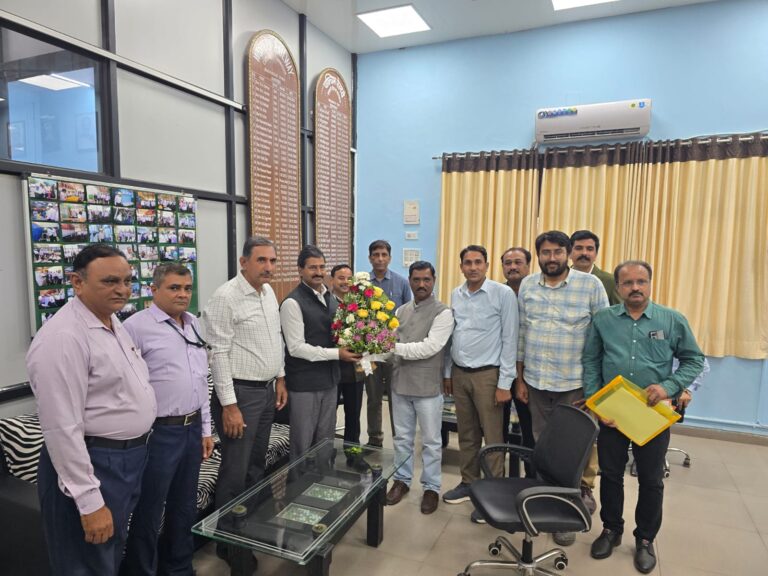ભાવનગર આવેલા વેસ્ટર્ન રેલવેના જીએમ વિવેક ગુપ્તા સમક્ષ કર્મચારીઓની વિવિધ માંગણીઓનો થાળ પીરસતા વેસ્ટન રેલ્વે મજદૂર સંઘના ડિવિઝનલ સેક્રેટરી બી.એન. ડાભી અને કર્મચારીઓ