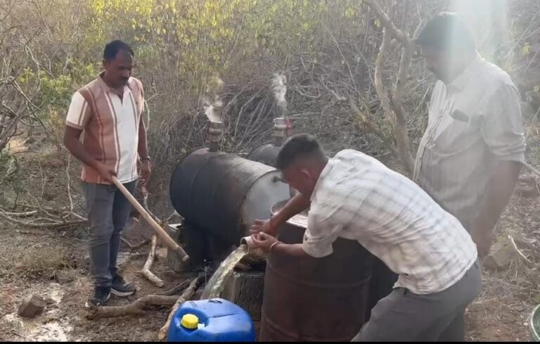 ભાણવડ નજીક બાવળની જાળીમાં ધમધમતી દારૂની ભઠ્ઠી ઝડપાઈ: આરોપી ફરાર