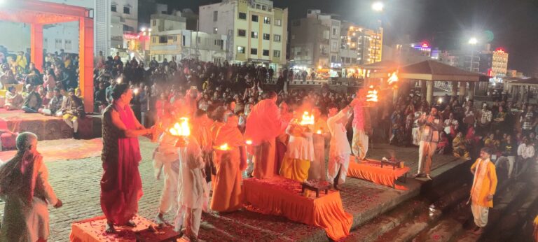 દ્વારકાના ગોમતી તટે ભકિતનો મહાસાગર શંકરાચાર્ય ઘાટ પર નિત્ય સંધ્યા આરતીનો દિવ્ય નજારો