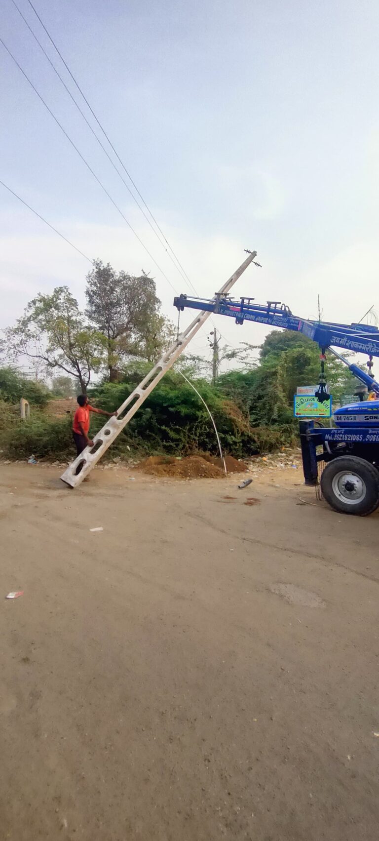 નવારતનપરમાં સ્ટ્રીટ લાઈટ સુવિધા માટે  વીજસ્તંભ ઊભા કરવા સહિતની PGVCLની કામગીરી શરૂ: રૂ. 5 લાખના ખર્ચે અઠવાડિયામાં ઝળહળતું થશે ગામ: વિકાસના એક પછી કામો કરવા સરપંચ ગૌતમ બારૈયાને ભારે હોંશ અને ઉત્સાહ