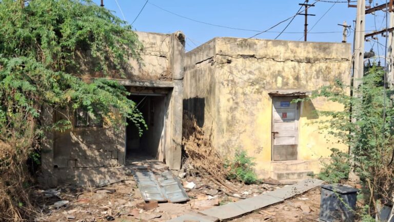 પોરબંદર મત્સ્ય બંદર પર અસામાજિક તત્વોનો આતંક: ઇલેક્ટ્રિક સબસ્ટેશનના દરવાજા તૂટ્યા : વધતી ચોરી અને અસુરક્ષાના માહોલથી માછીમારોમાં રોષ; સીસીટીવી અને રાત્રિ પેટ્રોલિંગ વધારવાની ઉગ્ર માંગ